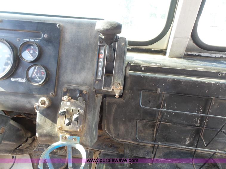 image for item L4964 1997 Freightliner MT45 delivery truck