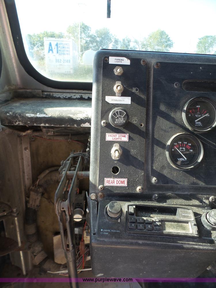 image for item L4964 1997 Freightliner MT45 delivery truck