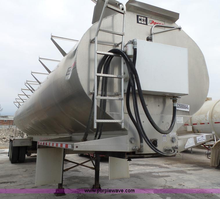 image for item L5631 2013 CEI Pacer AT35L fertilizer delivery trailer