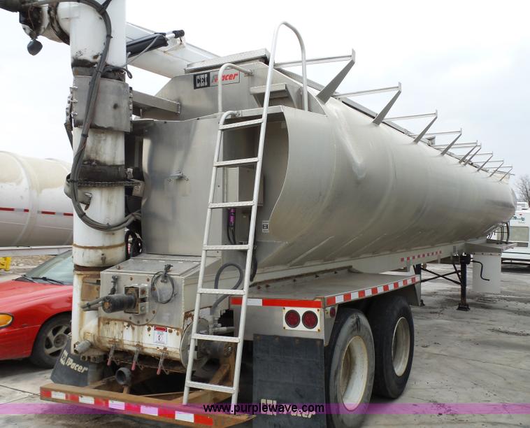 image for item L5631 2013 CEI Pacer AT35L fertilizer delivery trailer