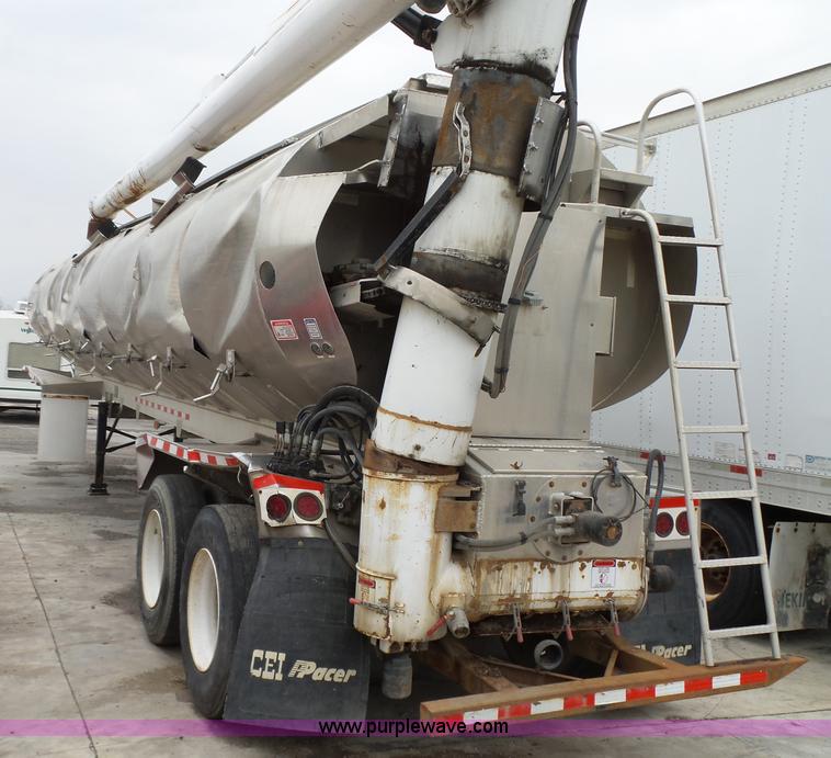 image for item L5631 2013 CEI Pacer AT35L fertilizer delivery trailer