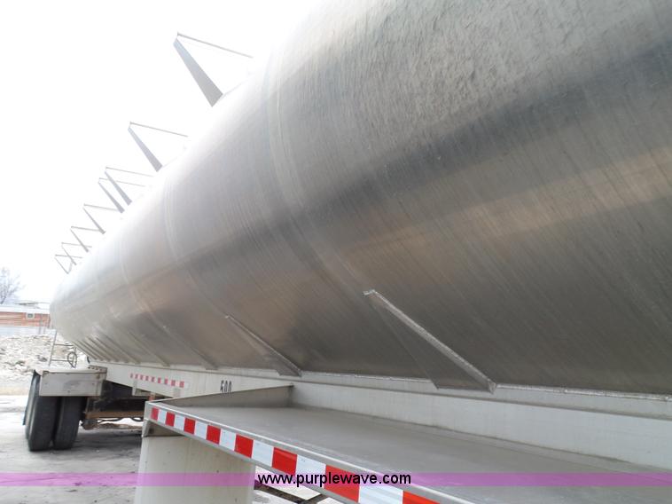 image for item L5631 2013 CEI Pacer AT35L fertilizer delivery trailer