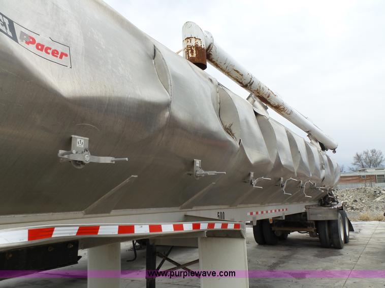 image for item L5631 2013 CEI Pacer AT35L fertilizer delivery trailer