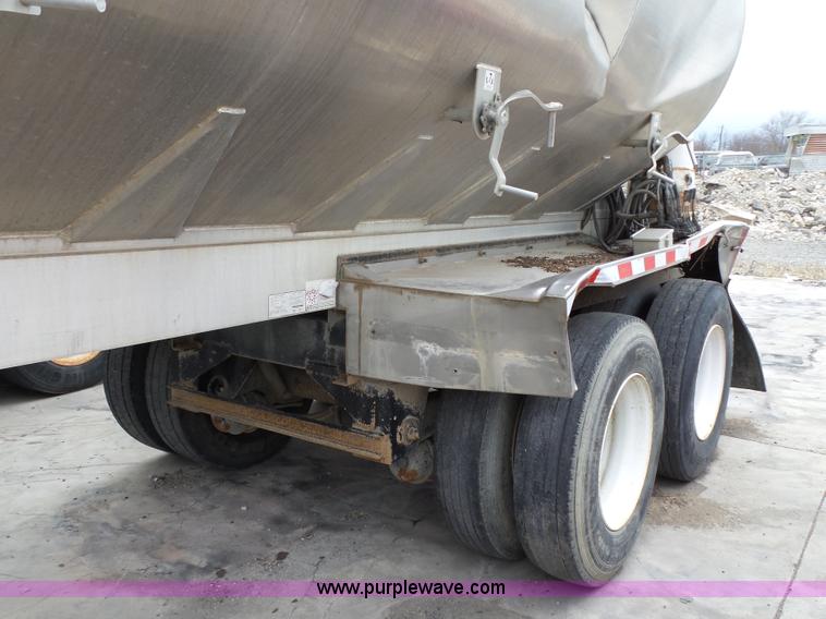 image for item L5631 2013 CEI Pacer AT35L fertilizer delivery trailer