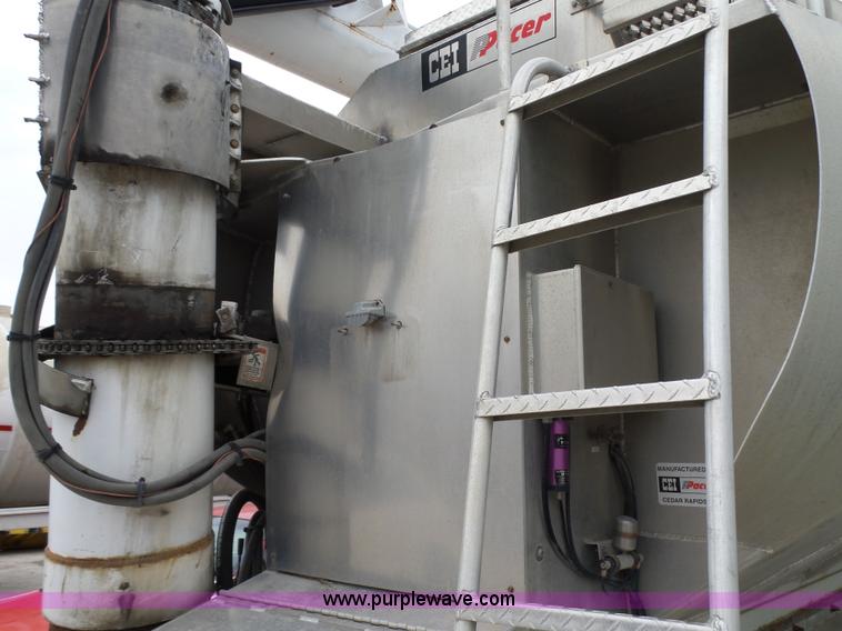 image for item L5631 2013 CEI Pacer AT35L fertilizer delivery trailer