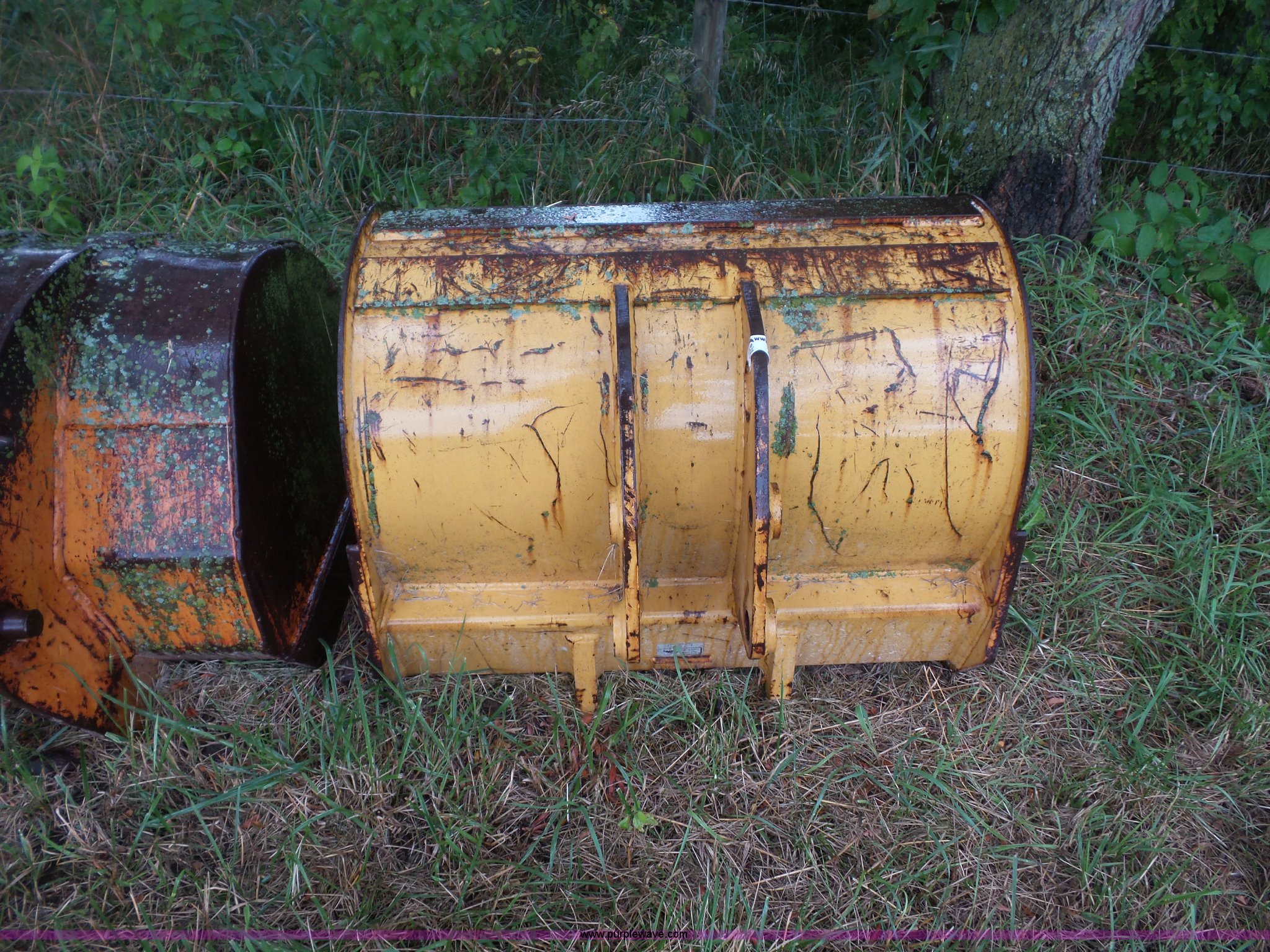 Case 580 backhoe bucket in Smithville, MO Item BS9507 sold Purple Wave
