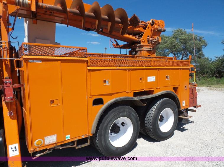 image for item BK9638 1997 International 4900 digger derrick truck