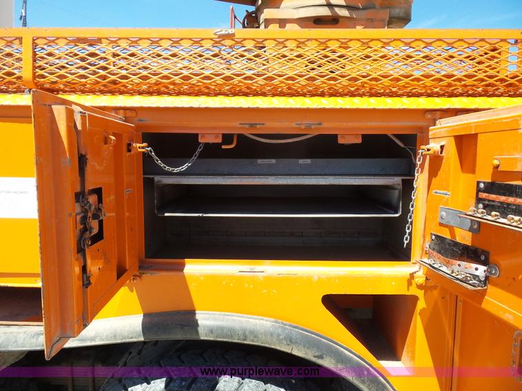 image for item BK9638 1997 International 4900 digger derrick truck