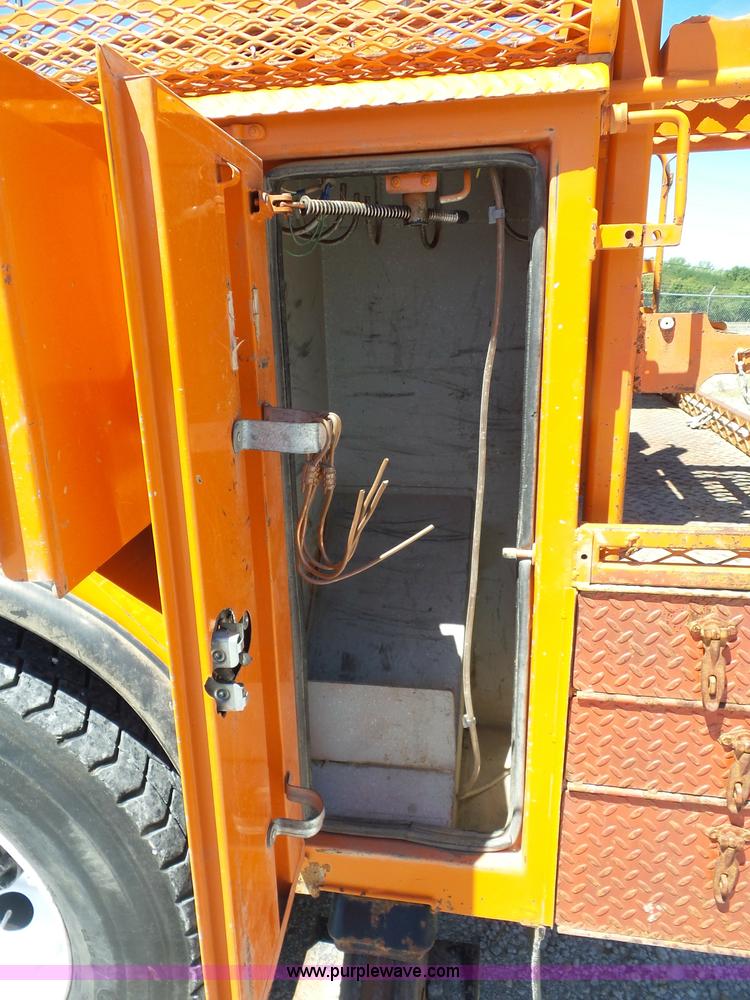 image for item BK9638 1997 International 4900 digger derrick truck