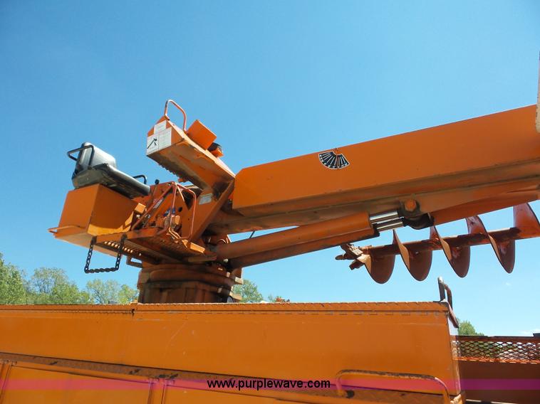 image for item BK9638 1997 International 4900 digger derrick truck