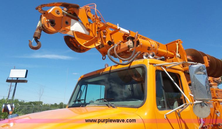 image for item BK9638 1997 International 4900 digger derrick truck