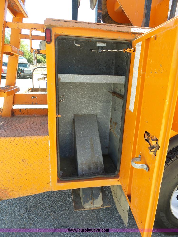 image for item BK9640 1997 GMC C7500 bucket truck