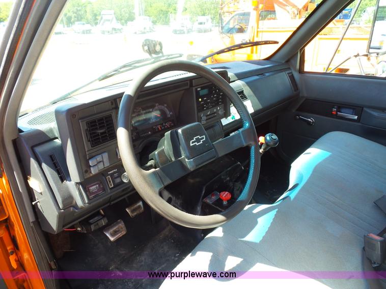 image for item BK9640 1997 GMC C7500 bucket truck