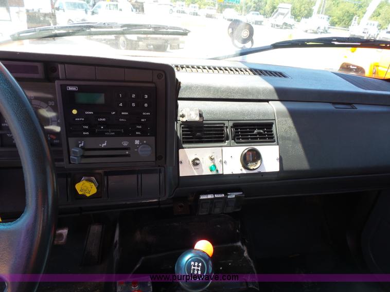 image for item BK9640 1997 GMC C7500 bucket truck