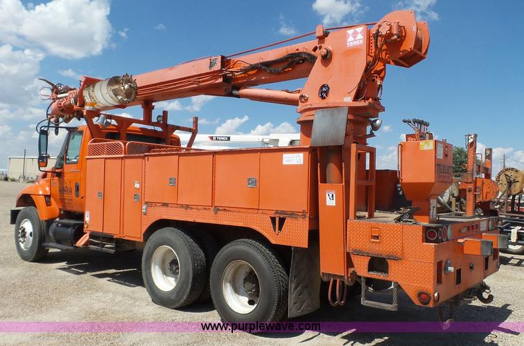 image for item BZ9177 2004 International 7400 digger derrick truck