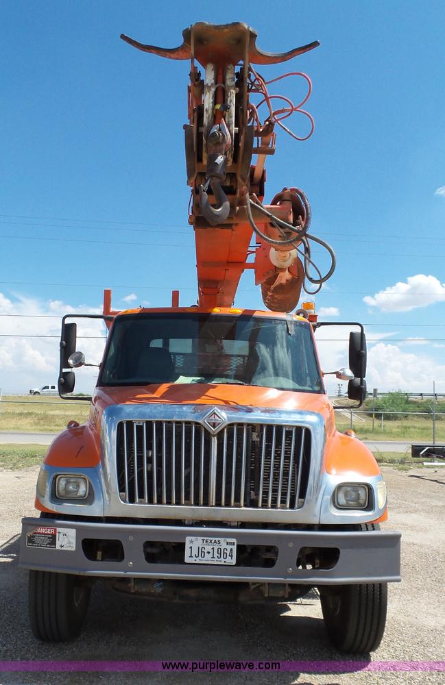 image for item BZ9177 2004 International 7400 digger derrick truck
