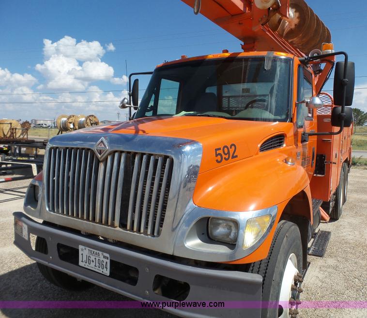 image for item BZ9177 2004 International 7400 digger derrick truck