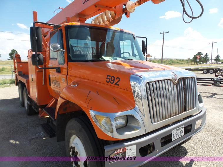 image for item BZ9177 2004 International 7400 digger derrick truck