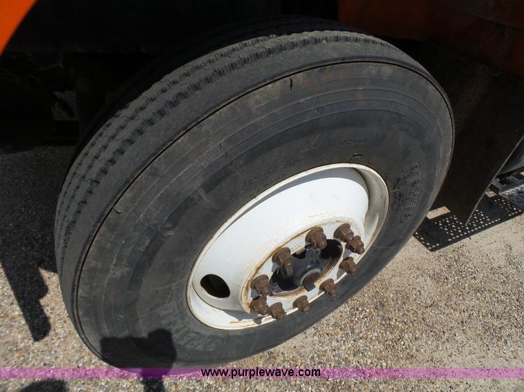 image for item BZ9177 2004 International 7400 digger derrick truck