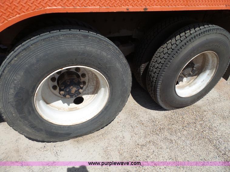 image for item BZ9177 2004 International 7400 digger derrick truck