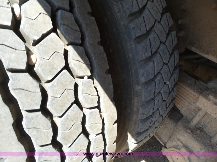 image for item BZ9177 2004 International 7400 digger derrick truck