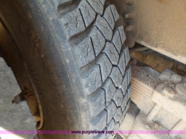 image for item BZ9177 2004 International 7400 digger derrick truck