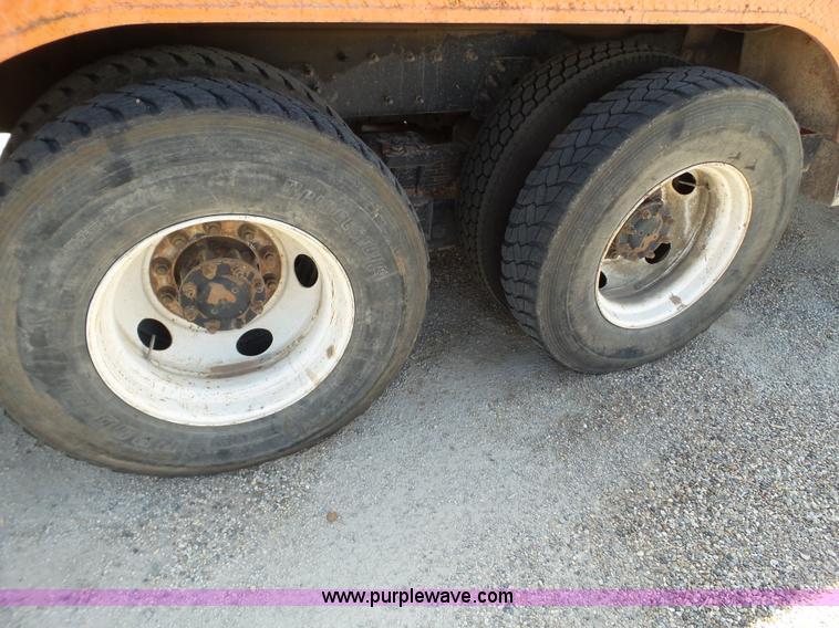 image for item BZ9177 2004 International 7400 digger derrick truck