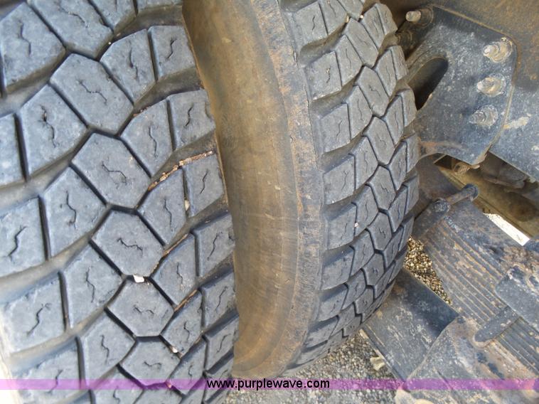 image for item BZ9177 2004 International 7400 digger derrick truck