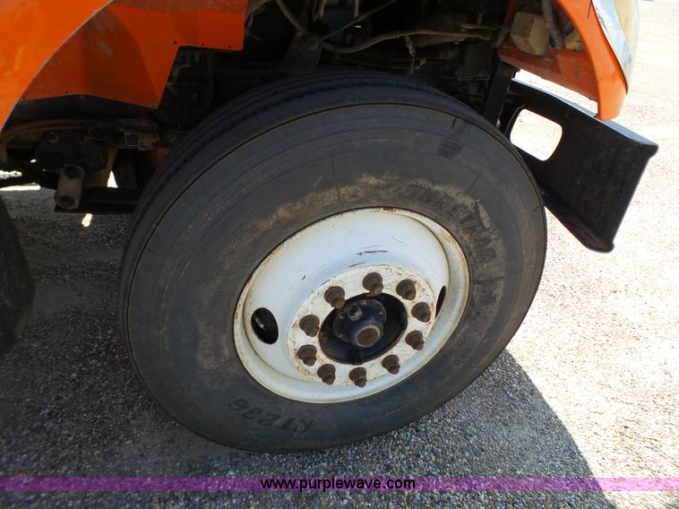 image for item BZ9177 2004 International 7400 digger derrick truck