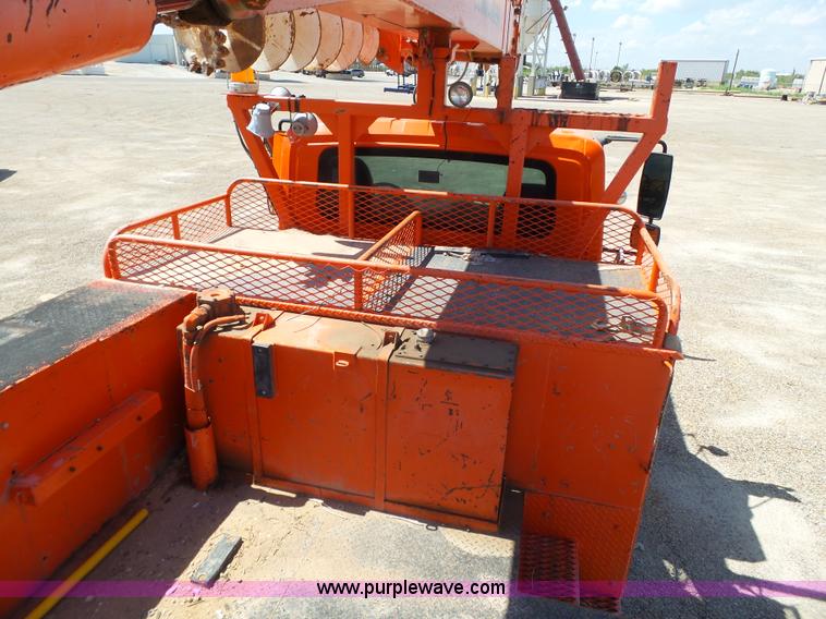 image for item BZ9177 2004 International 7400 digger derrick truck