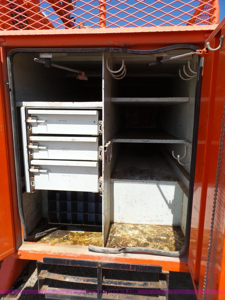 image for item BZ9177 2004 International 7400 digger derrick truck