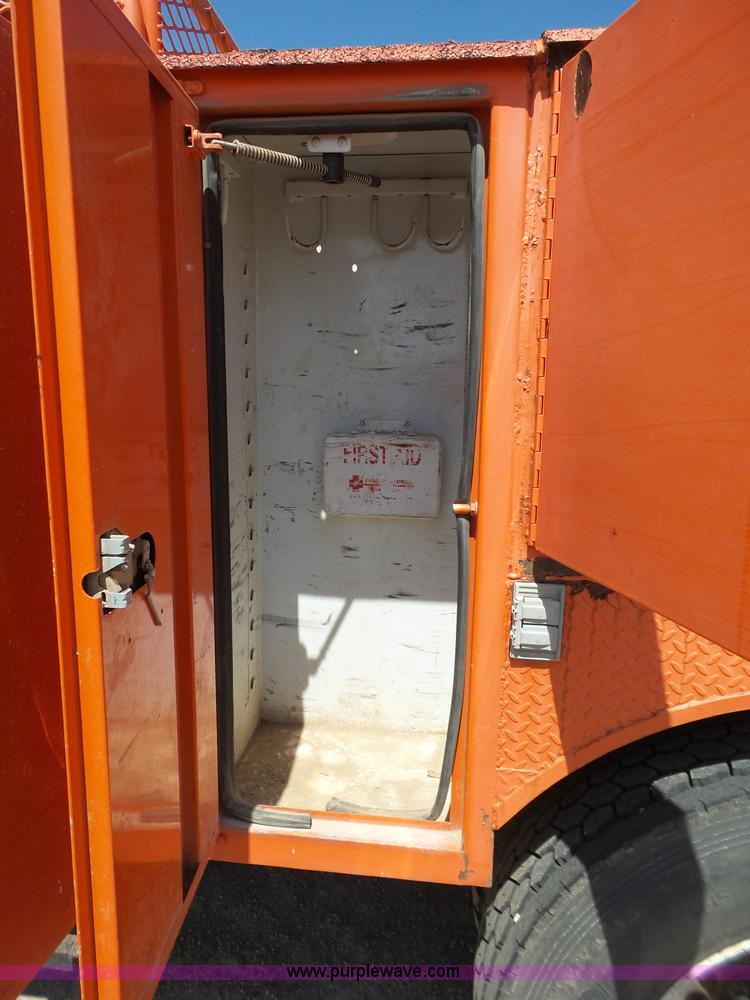 image for item BZ9177 2004 International 7400 digger derrick truck