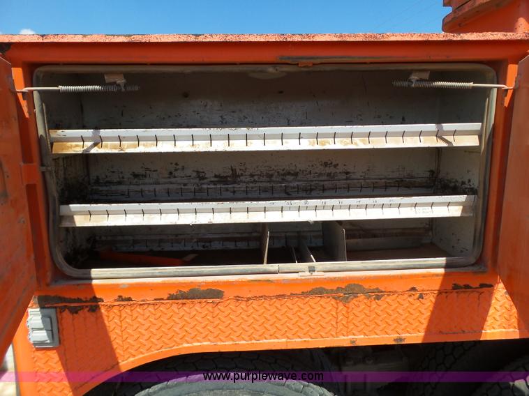 image for item BZ9177 2004 International 7400 digger derrick truck