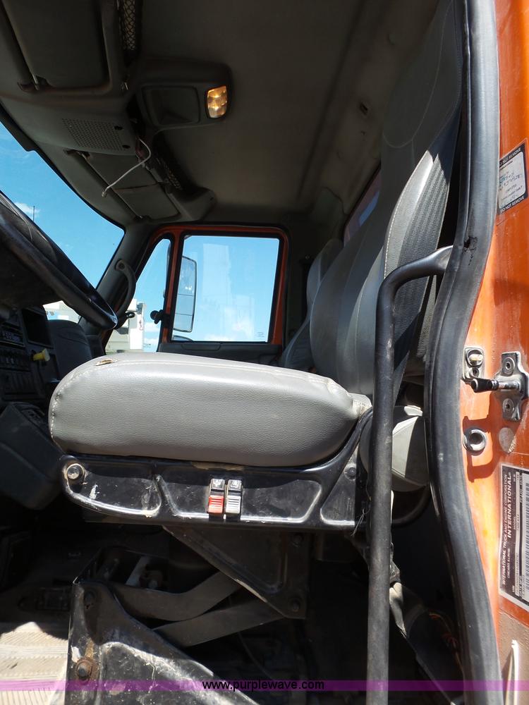 image for item BZ9177 2004 International 7400 digger derrick truck