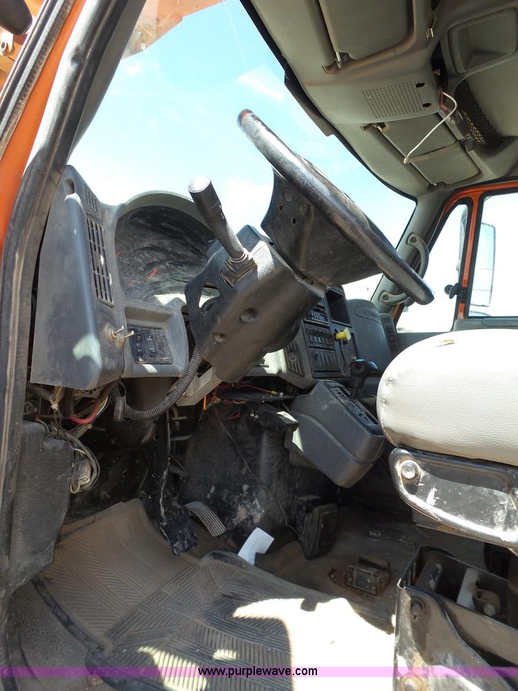 image for item BZ9177 2004 International 7400 digger derrick truck