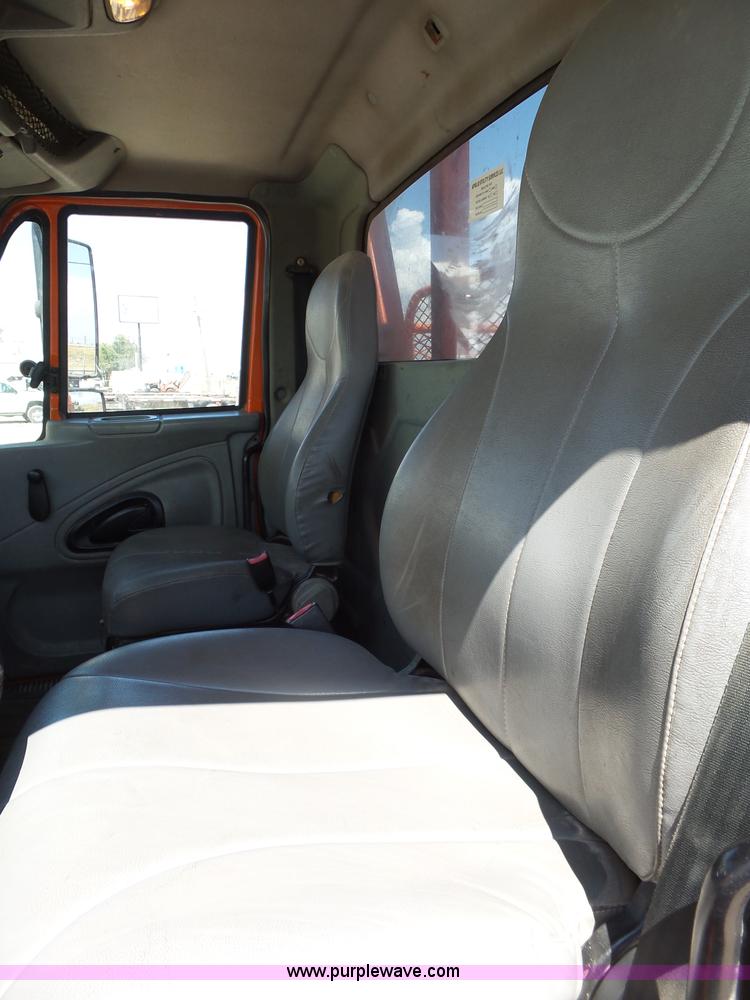 image for item BZ9177 2004 International 7400 digger derrick truck