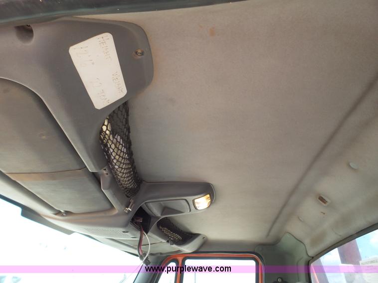 image for item BZ9177 2004 International 7400 digger derrick truck