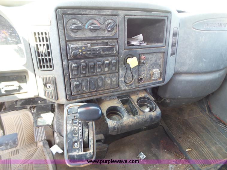 image for item BZ9177 2004 International 7400 digger derrick truck