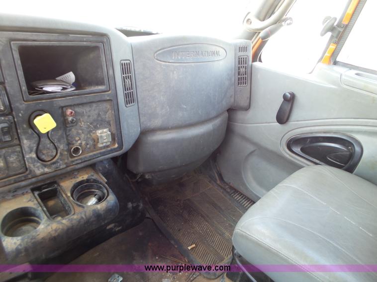 image for item BZ9177 2004 International 7400 digger derrick truck