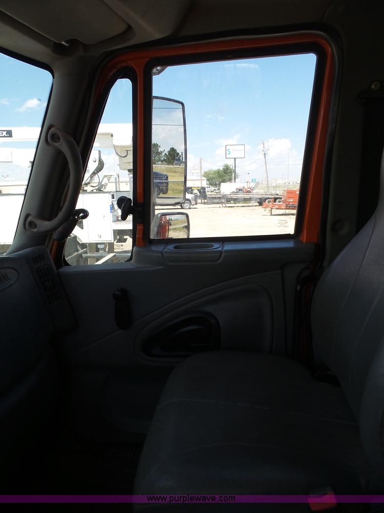 image for item BZ9177 2004 International 7400 digger derrick truck