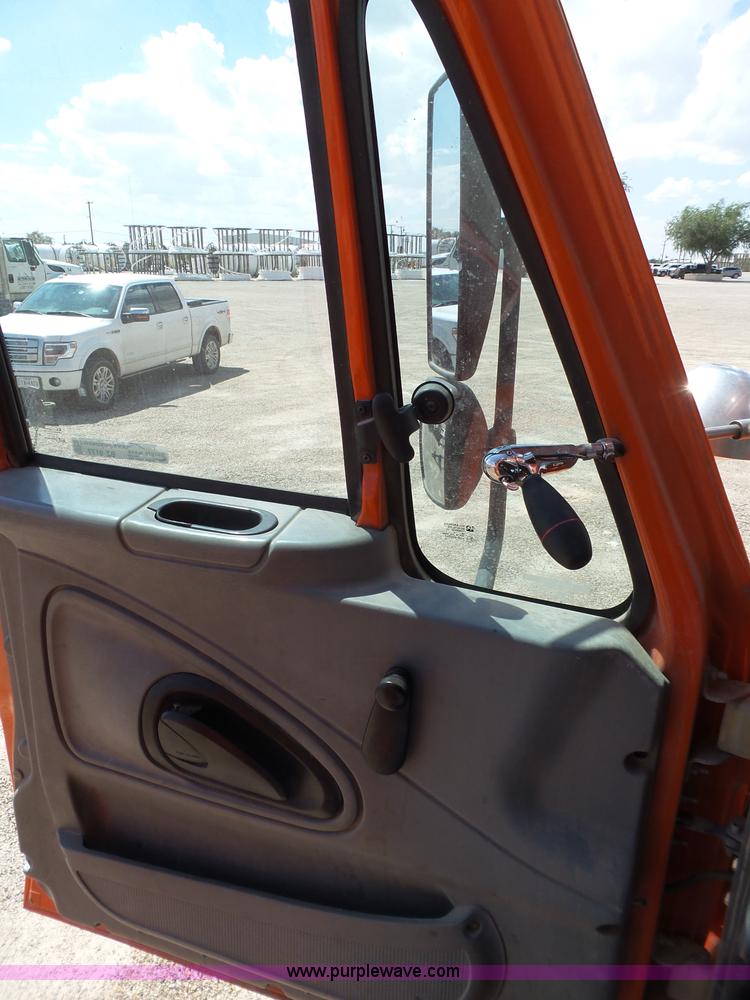 image for item BZ9177 2004 International 7400 digger derrick truck