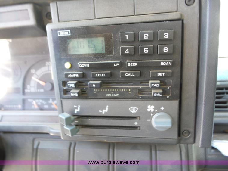 image for item BZ9664 1999 Chevrolet C7500 dump truck