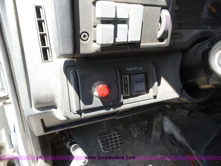 image for item BZ9664 1999 Chevrolet C7500 dump truck