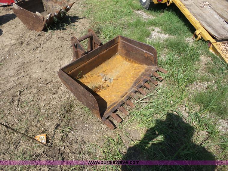 image for item BZ9665 2002 Caterpillar 304.5 compact excavator