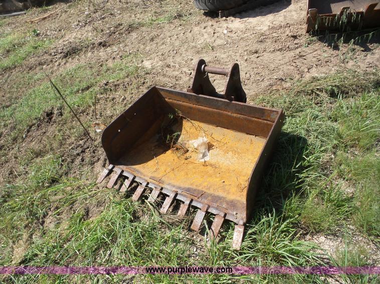 image for item BZ9665 2002 Caterpillar 304.5 compact excavator