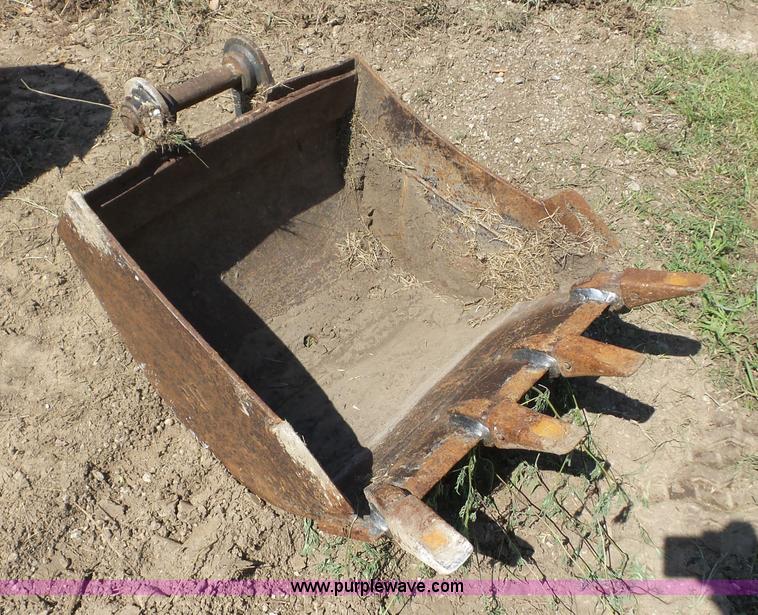 image for item BZ9665 2002 Caterpillar 304.5 compact excavator