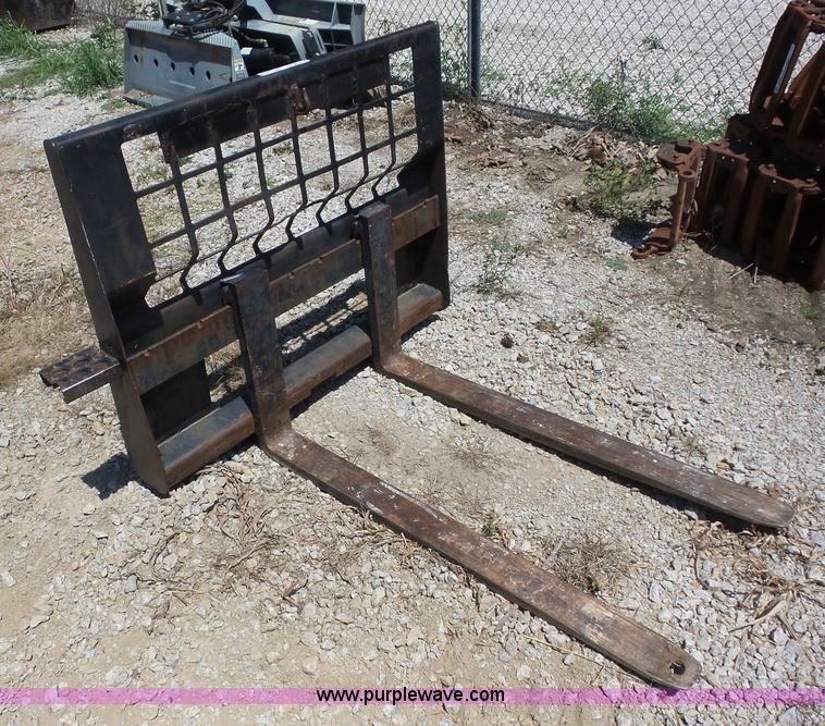 Skid steer pallet forks in Chanute, KS Item BZ9675 sold Purple Wave