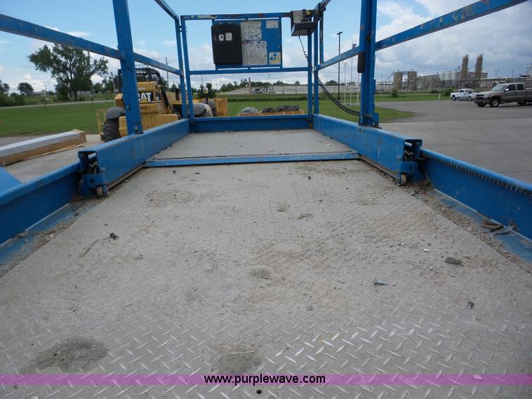 image for item BZ9703 2006 Genie GS-2668RT scissor lift