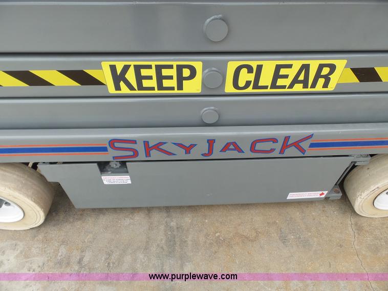 image for item CD9507 1996 Skyjack SJII 4626 scissor lift