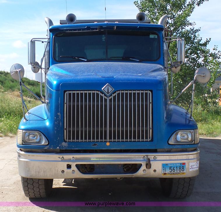 image for item J1654 1999 International 9200 dump truck